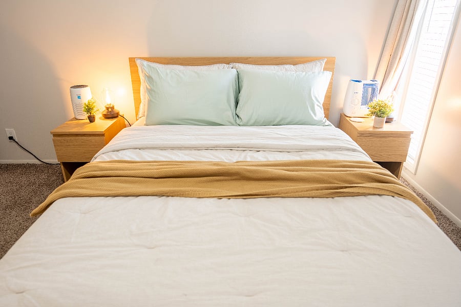 Comfortable bed with casper memory foam mattress.