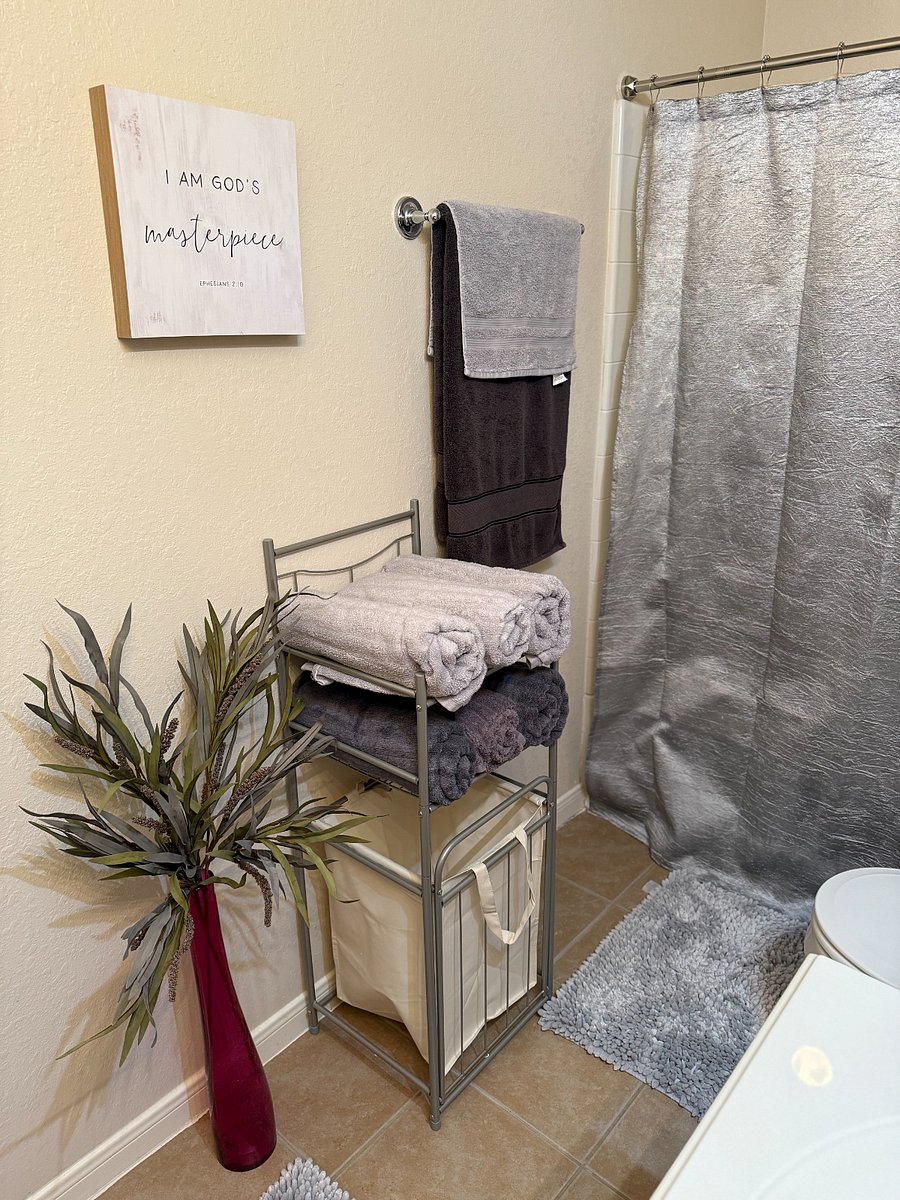 Your Cozy & Spacious Bathroom