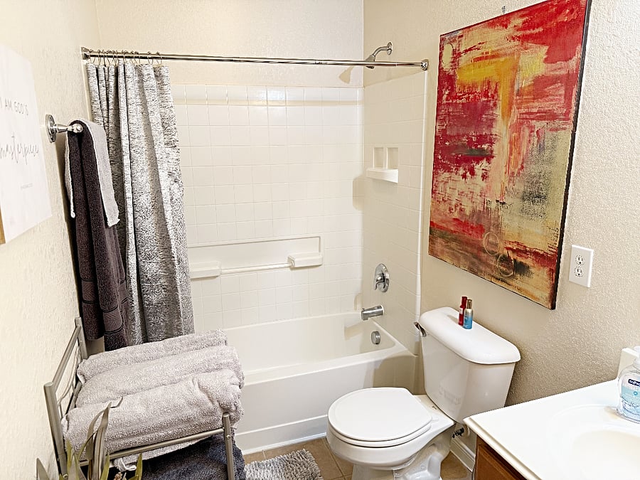 Your Cozy & Spacious Bathroom - Shower & tub combo
