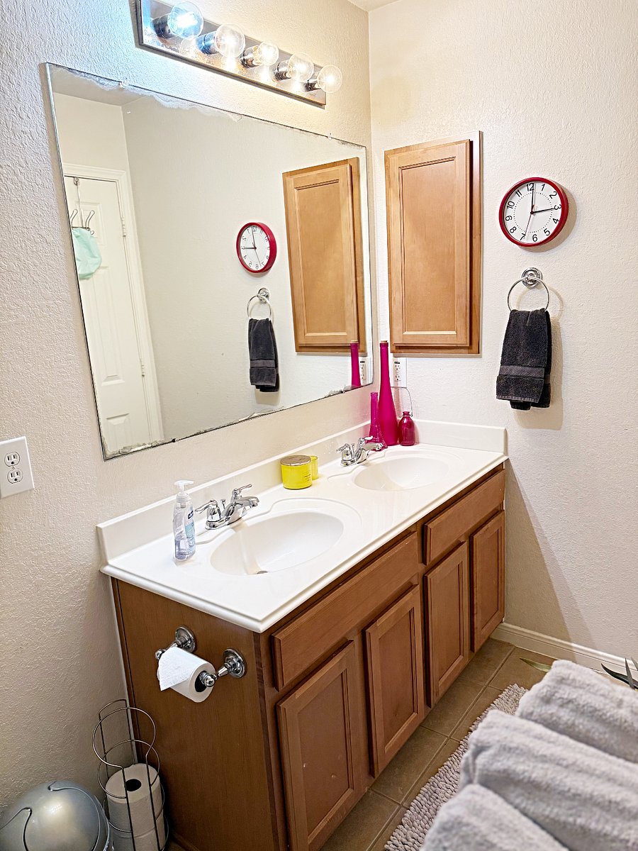 Your Cozy & Spacious Bathroom
