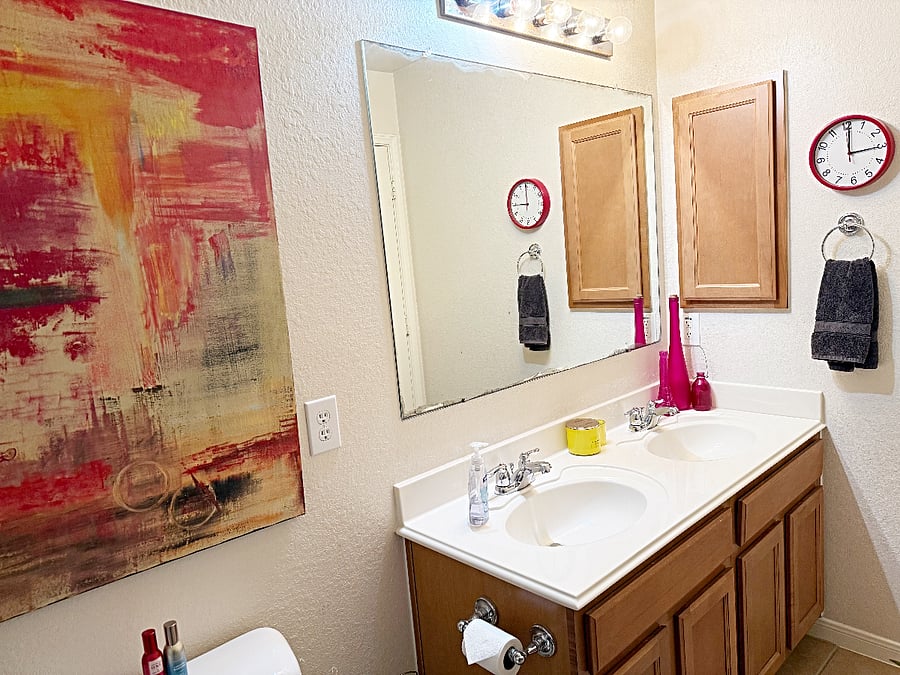 Your Cozy & Spacious Bathroom- Double Sinks