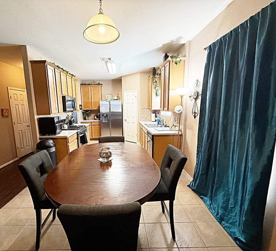 Kitchen breakfast table