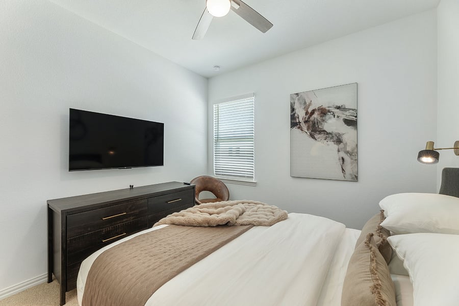 Beautiful secondary bedroom with 55" Smart TV, queen bed with memory foam mattress, 400 thread-count Egyptian cotton sheets, plush pillows and large walk-in closet.