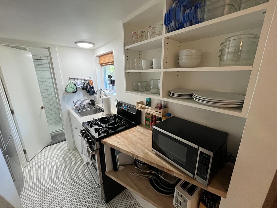 Kitchen w/ stove, oven and fridge/freezer