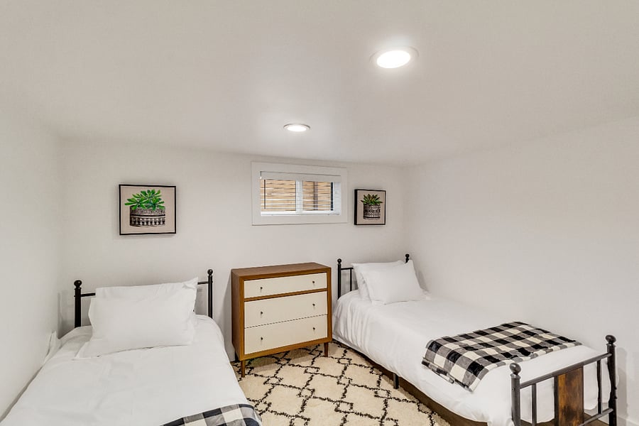 Bedroom 4 - 2 Twin Beds - Downstairs