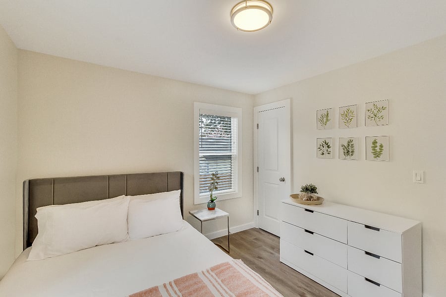 Bedroom 2 - Queen Bed- Upstairs