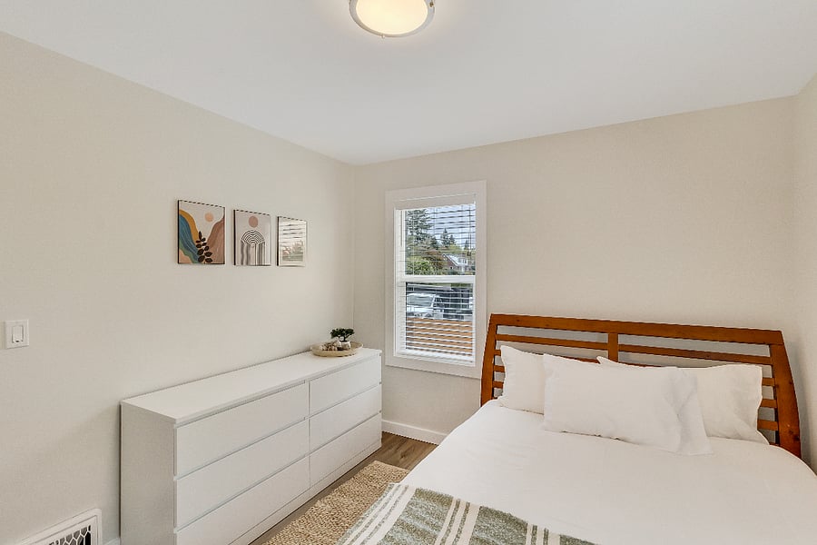 Bedroom 1 - Queen Bed- Upstairs