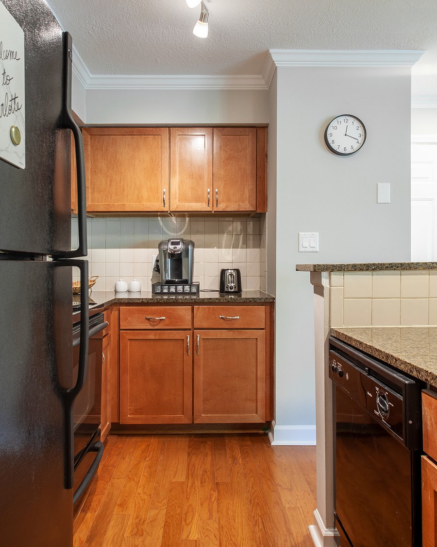 Fully stocked kitchen for when you want to stay in and cook (dishes, utensils, pots, pans, glasses, wine glasses, etc.) Keurig with coffee pods, creamer and sugar.