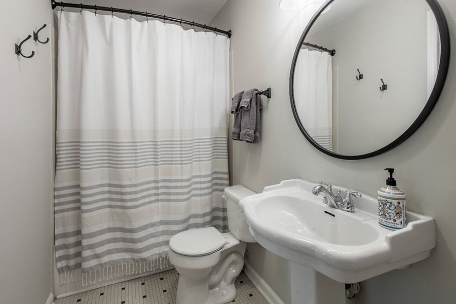 Walk-in shower (shampoo, conditioner, body wash and lotion provided)