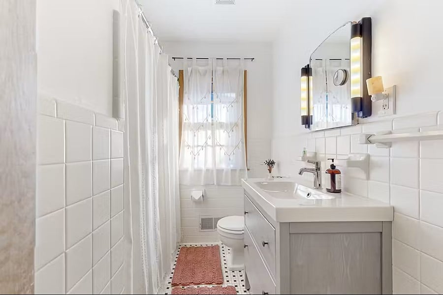 Full tub, lots of storage!