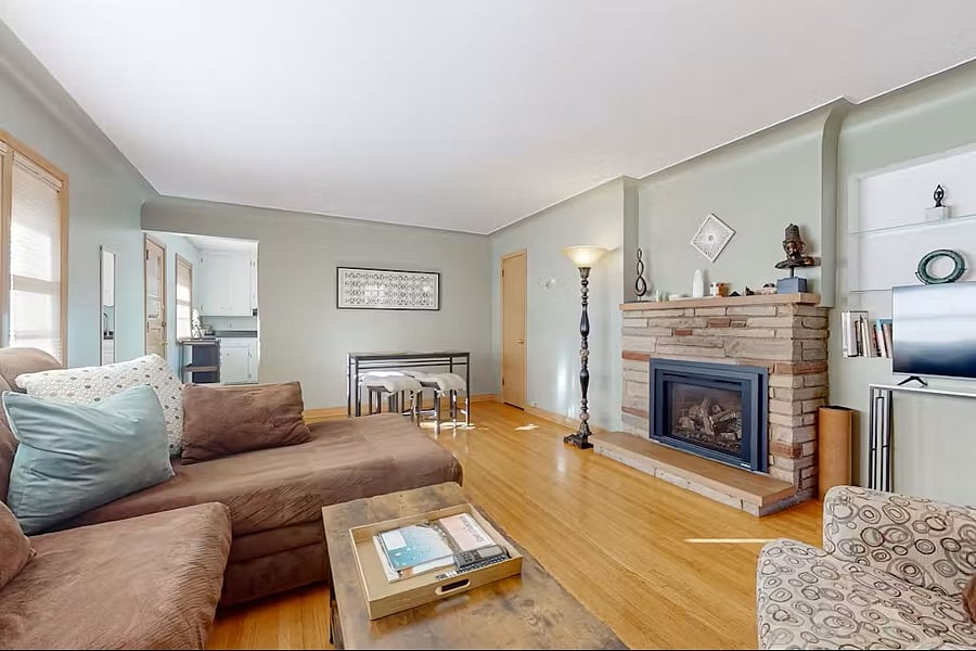 Gas fireplace!