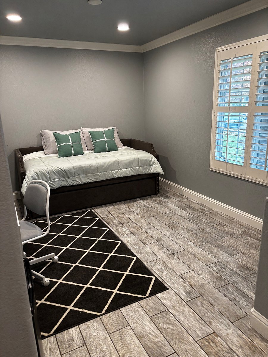 loft/ office with twin bed