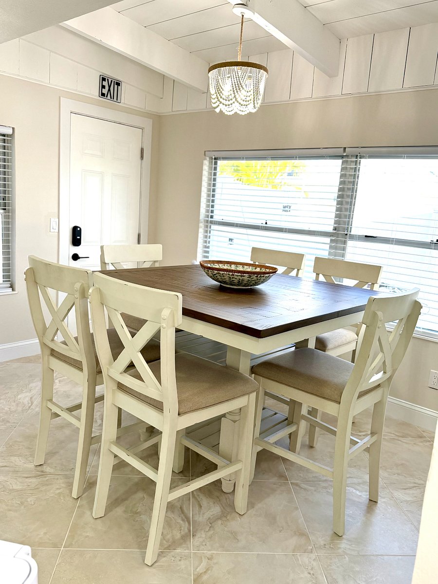 breakfast area seating for 6