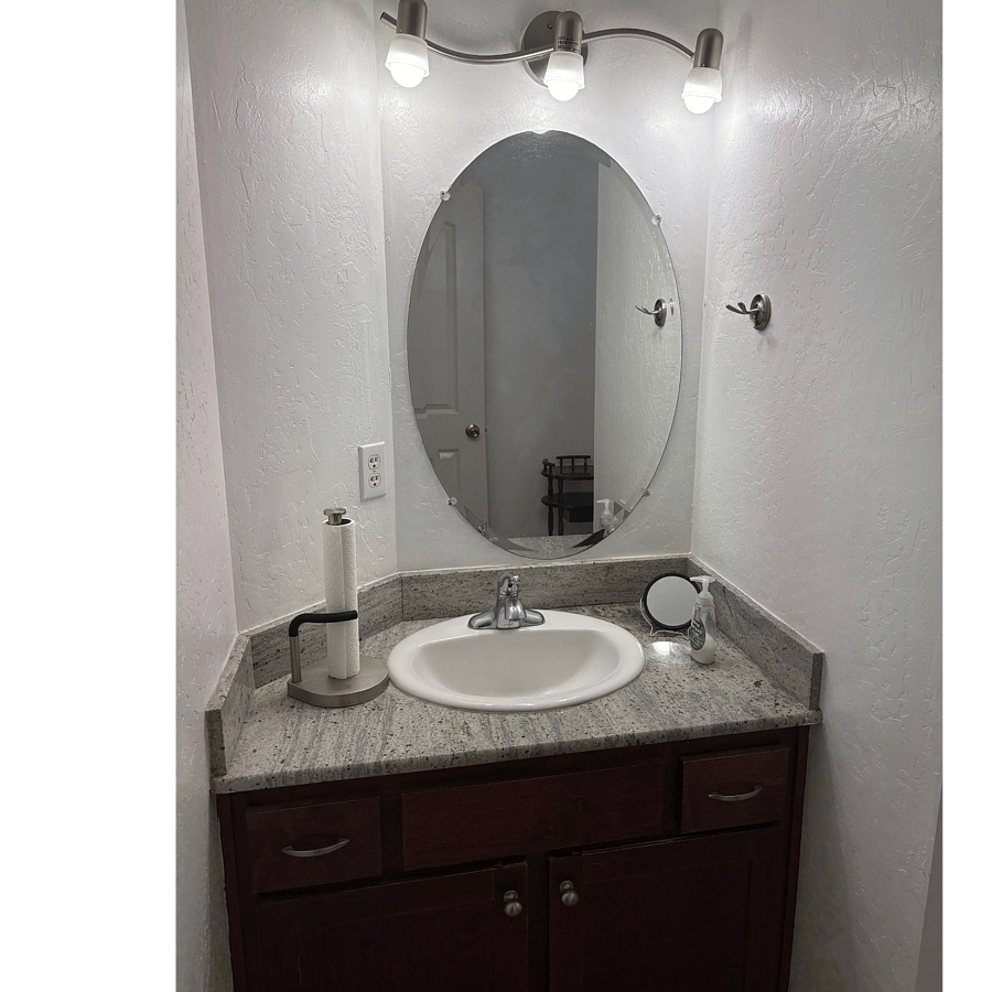 Really pretty and clean Vanity, new, you can use all cupboards for yourself even though the bathroom is shared. 