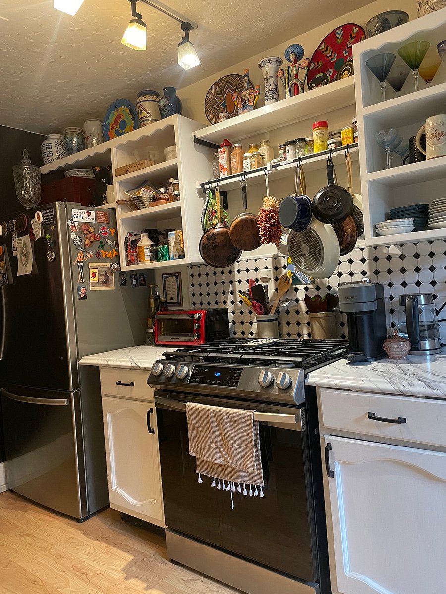 Gas Stove, toaster oven, no microwave, full fridge