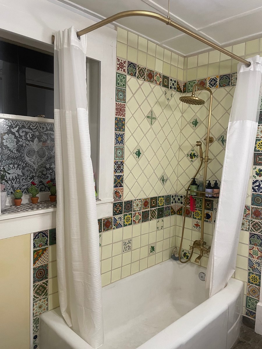 Bathroom shower/tub