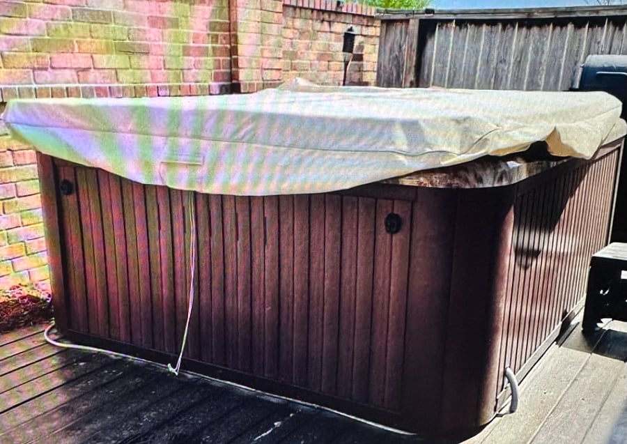 Shared Outdoor Hot Tub- Cleaned Monthly