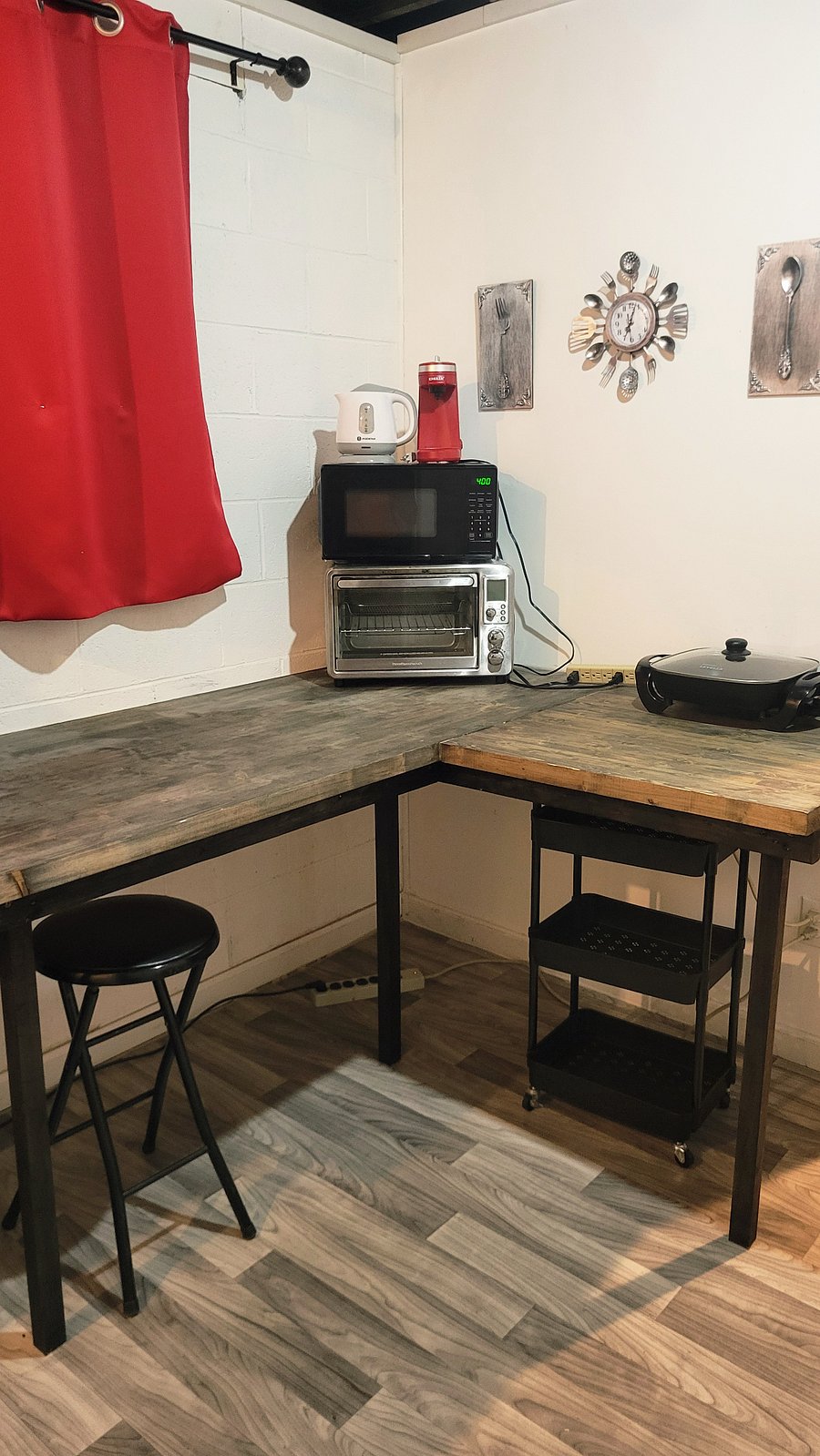 *Electric Skillet
*Pod Coffee maker *Microwave
*Toaster Oven/Air Fryer *Hot water kettle (electric),  *Electric single burner/hotplate (if requested)

Counter space for preparing/cooking meals with seating.
