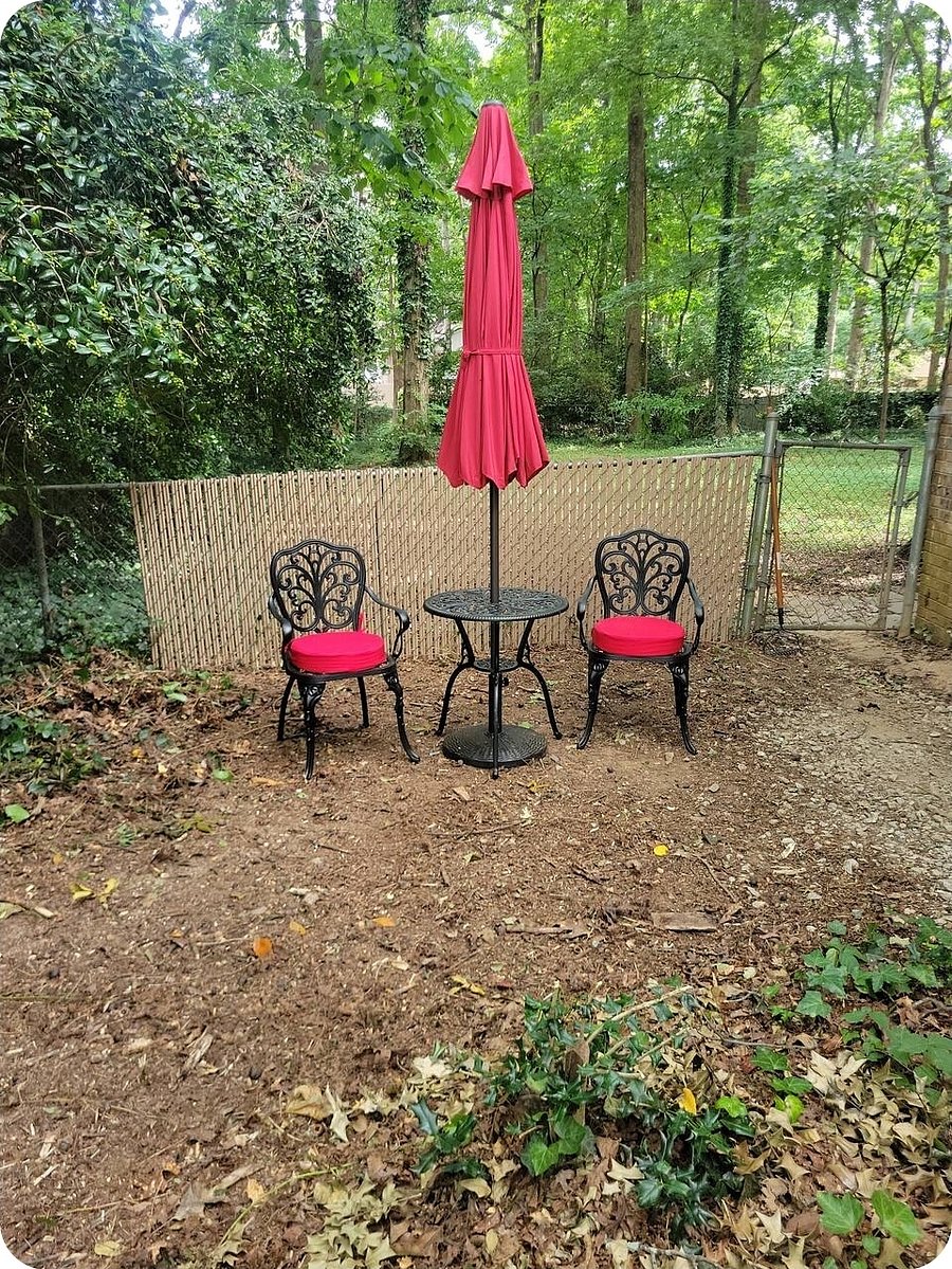 Private outdoor area for guests to relax & enjoy a cup of coffee or tea.