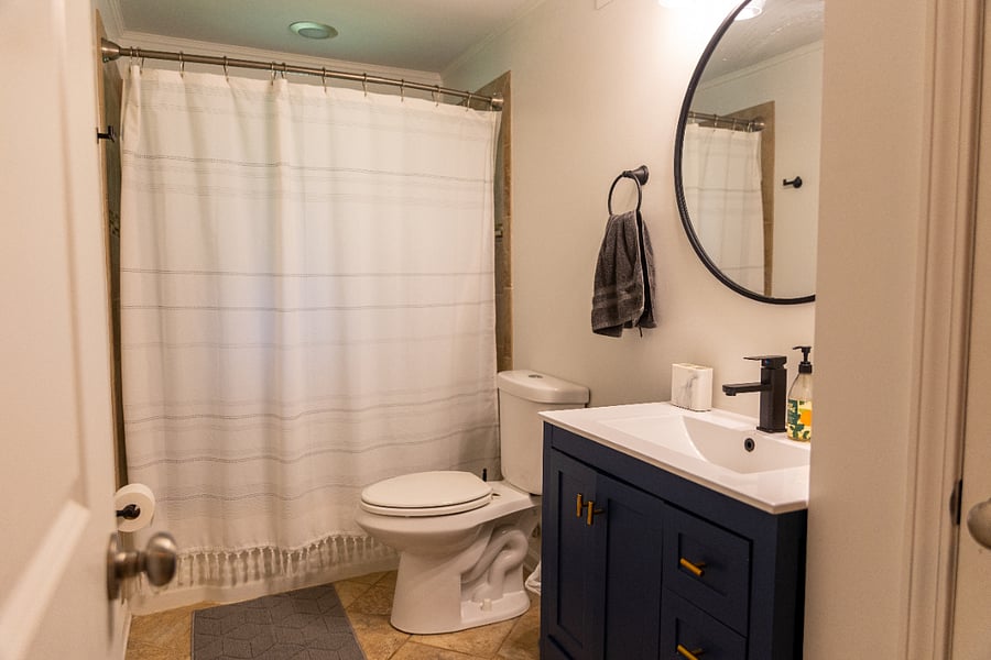 Full bathroom - hallway