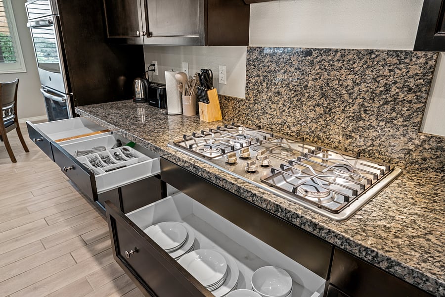 Fully furnished kitchen with plates and all amenities. Move in ready!!