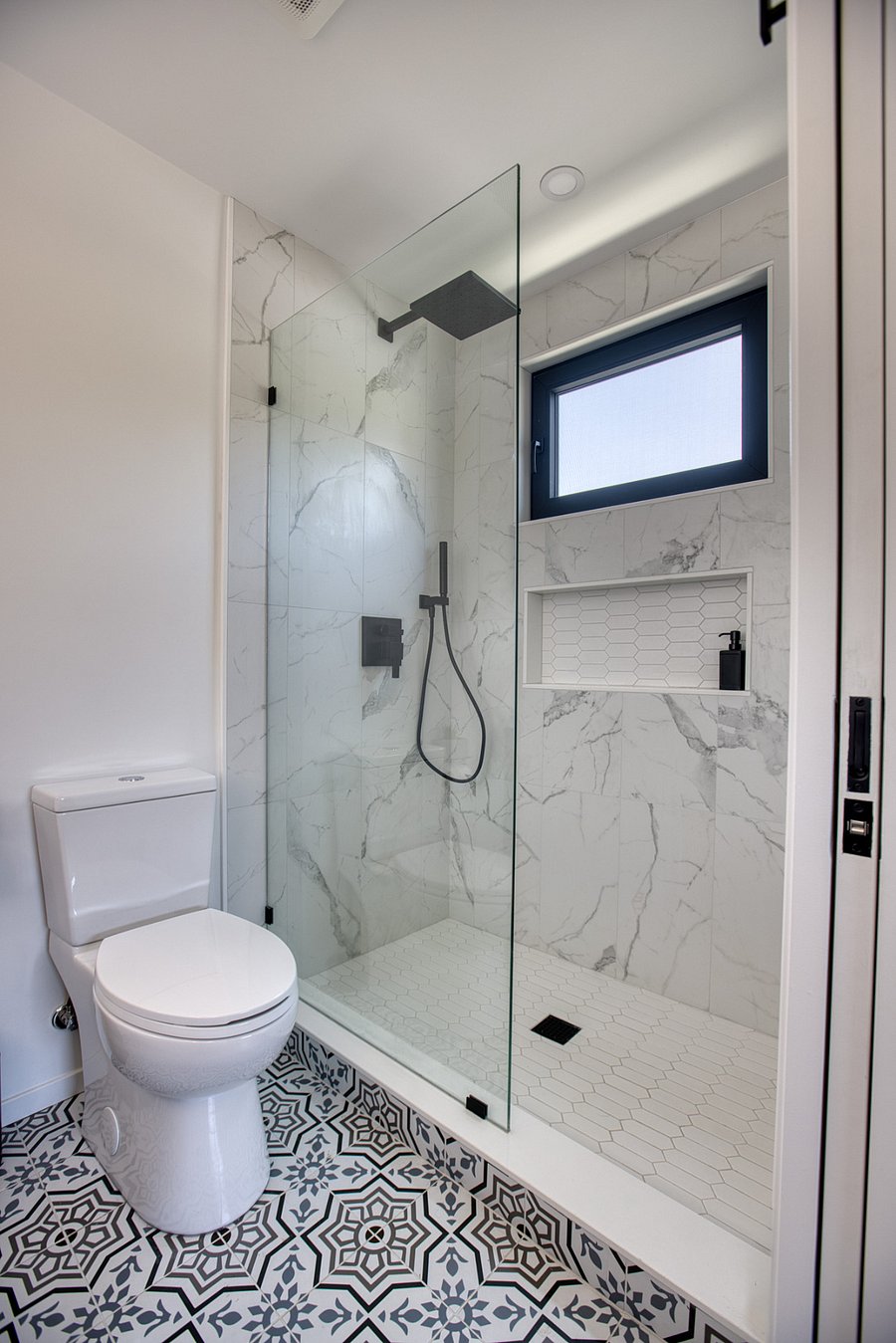 Main (en-suite) bathroom shower.