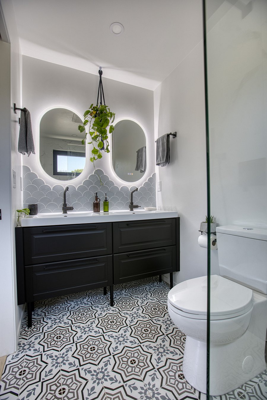 Main (en-suite) bathroom double sink.