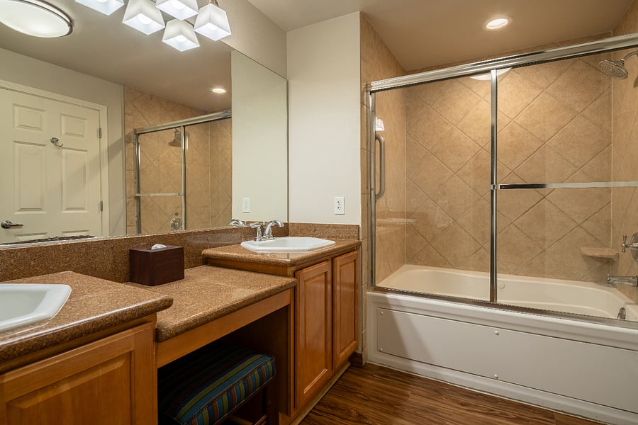Club de Soleil Bathroom
