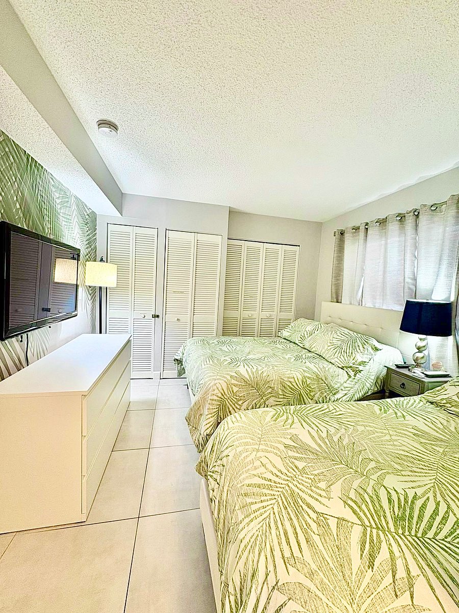 Second bedroom (1 full bed and 1 twin bed)