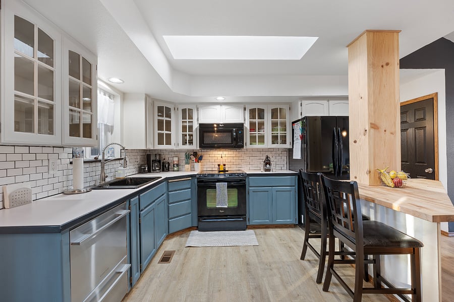 The open kitchen floor plan offers plenty of space, making it easy for you and your helpers to cook and enjoy time together.