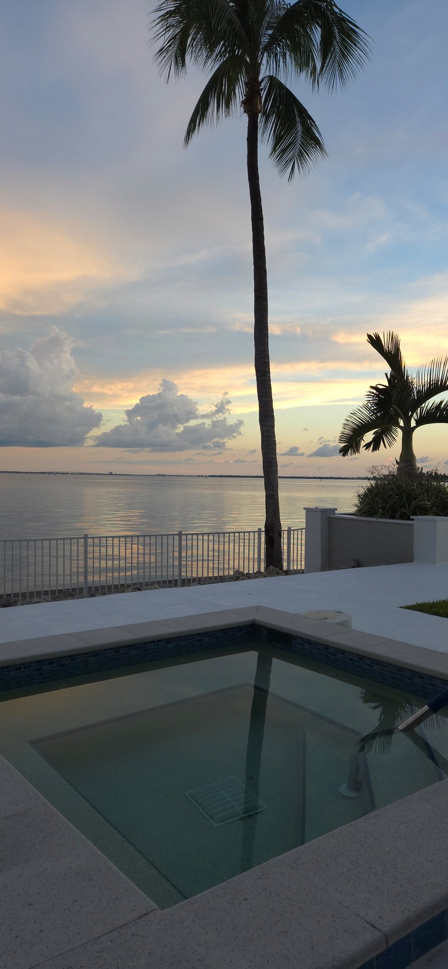 Pool, hot tub, fishing dock and grilling area right on the river!