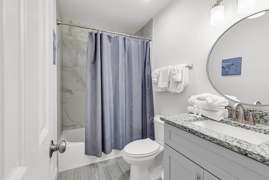 Boutique-style bath featuring plush towels and complimentary toiletries for added comfort.