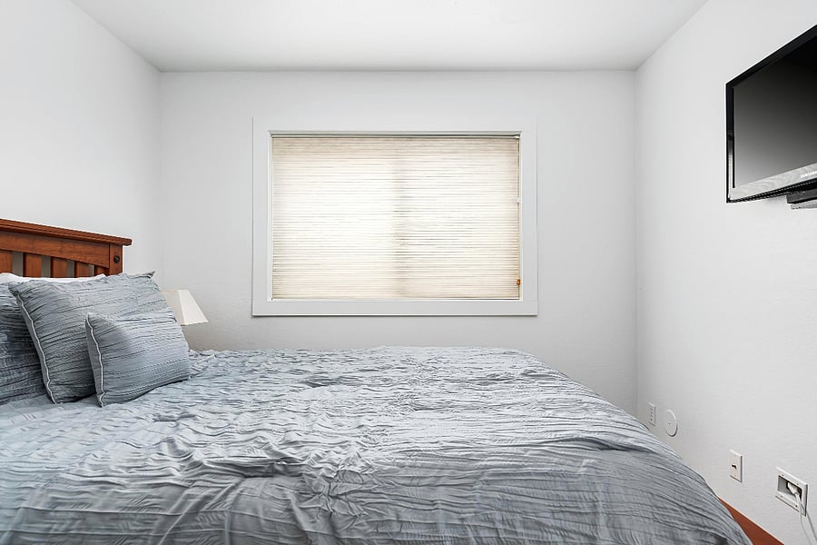 Bedroom 2: Queen Bed