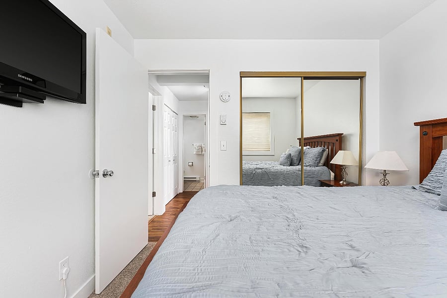Bedroom 2: Queen Bed