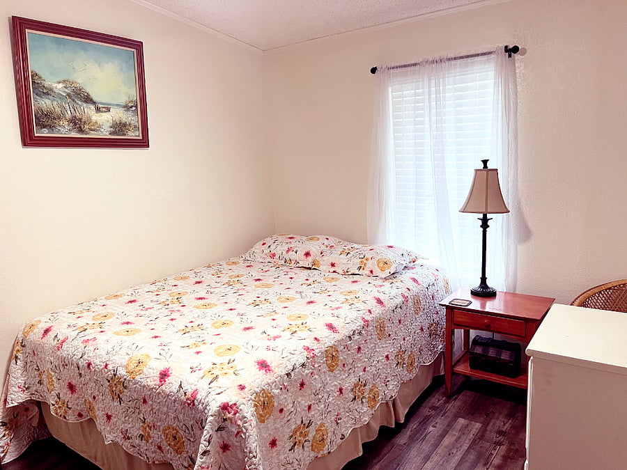 Bedroom 2 (Queen Bed)