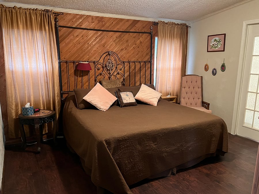 Master Bedroom (King Bed)