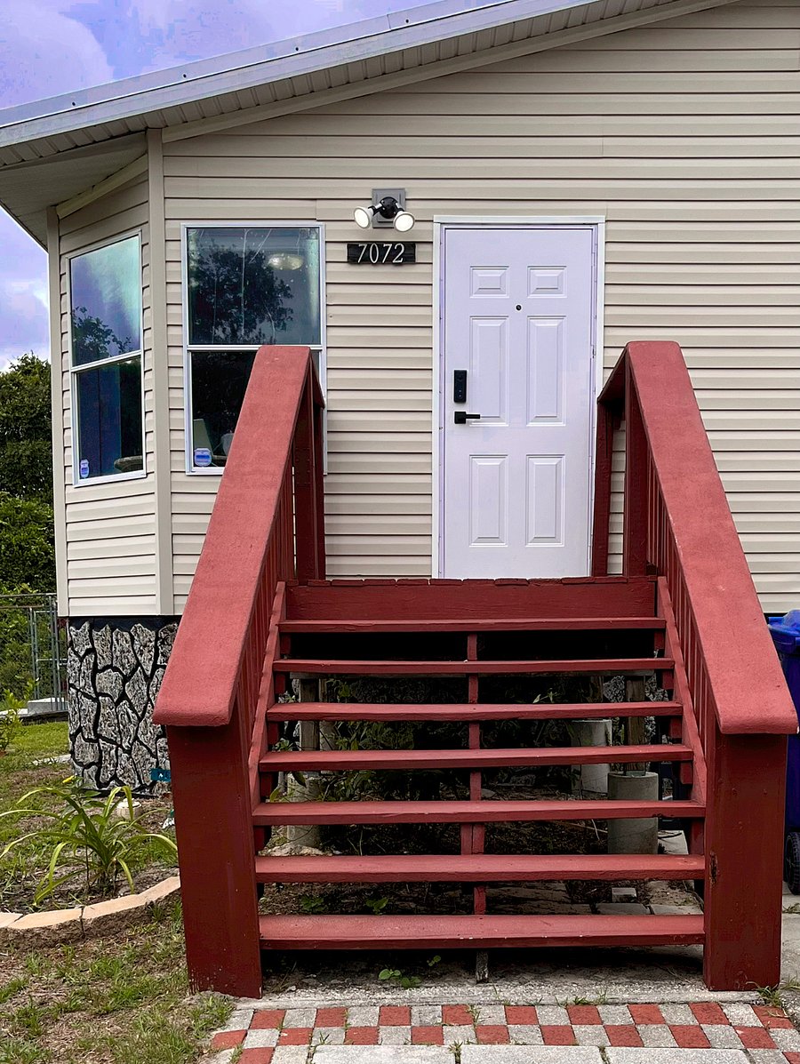 Entrance (8 steps)