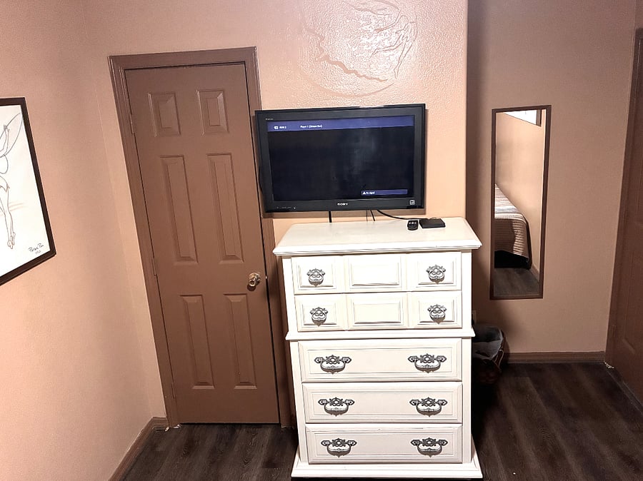 3rd bedroom closet and dresser.