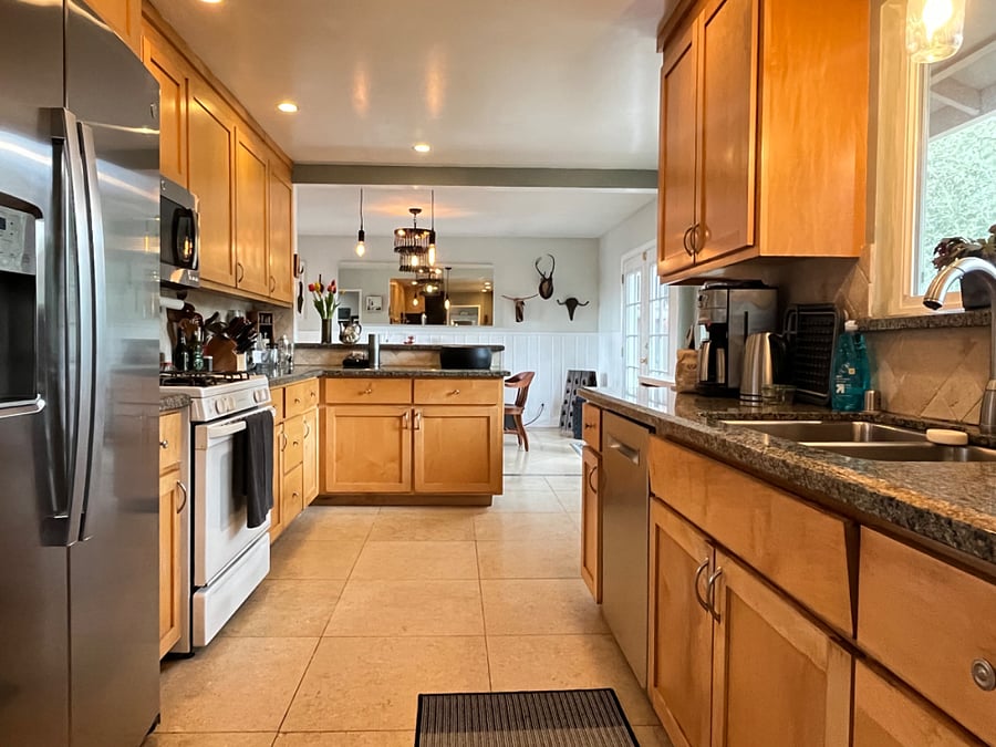 Shared fully stocked kitchen w laundry area
