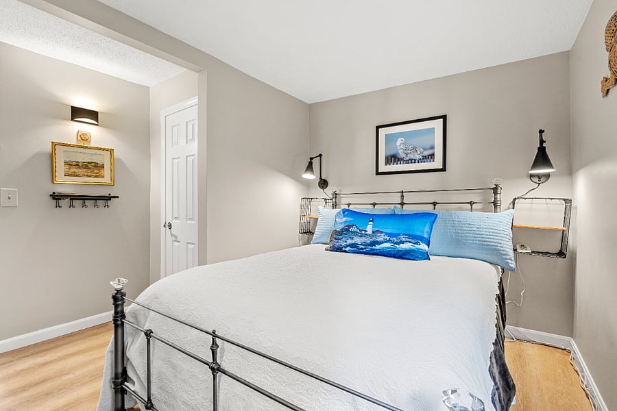 Queen size bed / new mattress and luxury bedding