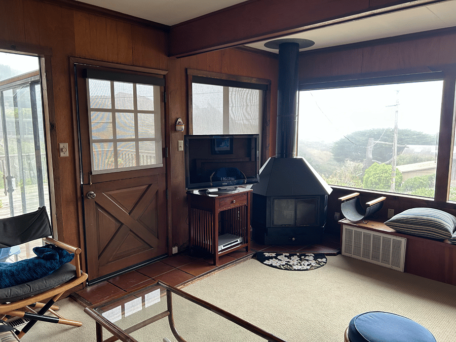 Entrance and living room.