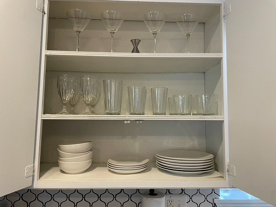 Kitchen: glasses and dishes