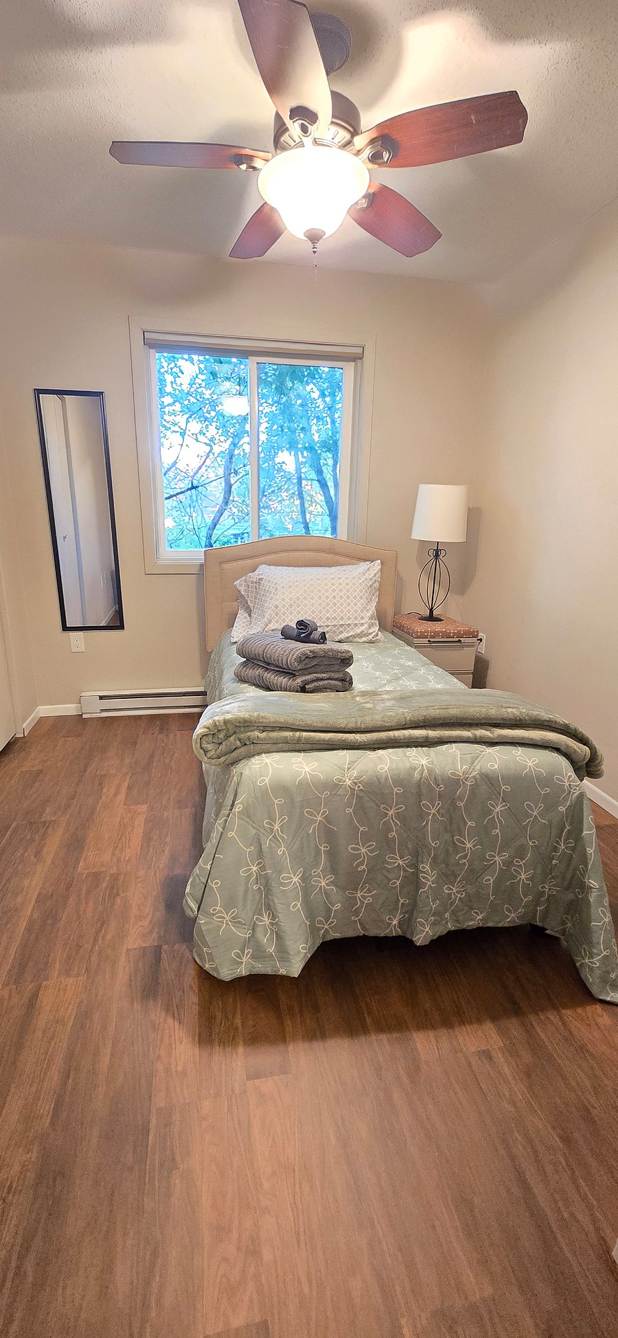 Twin bedroom with closet and laminate flooring