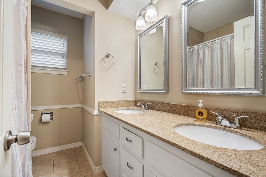 Shared bathroom 1