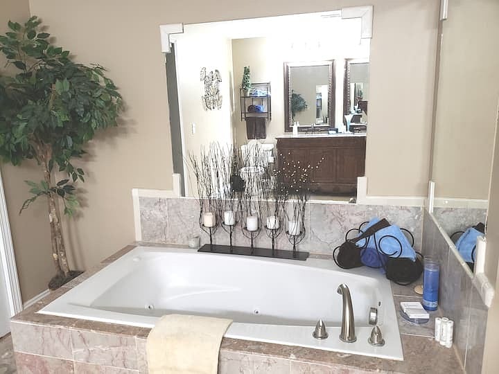 Master bedroom full bath jetted  tub
