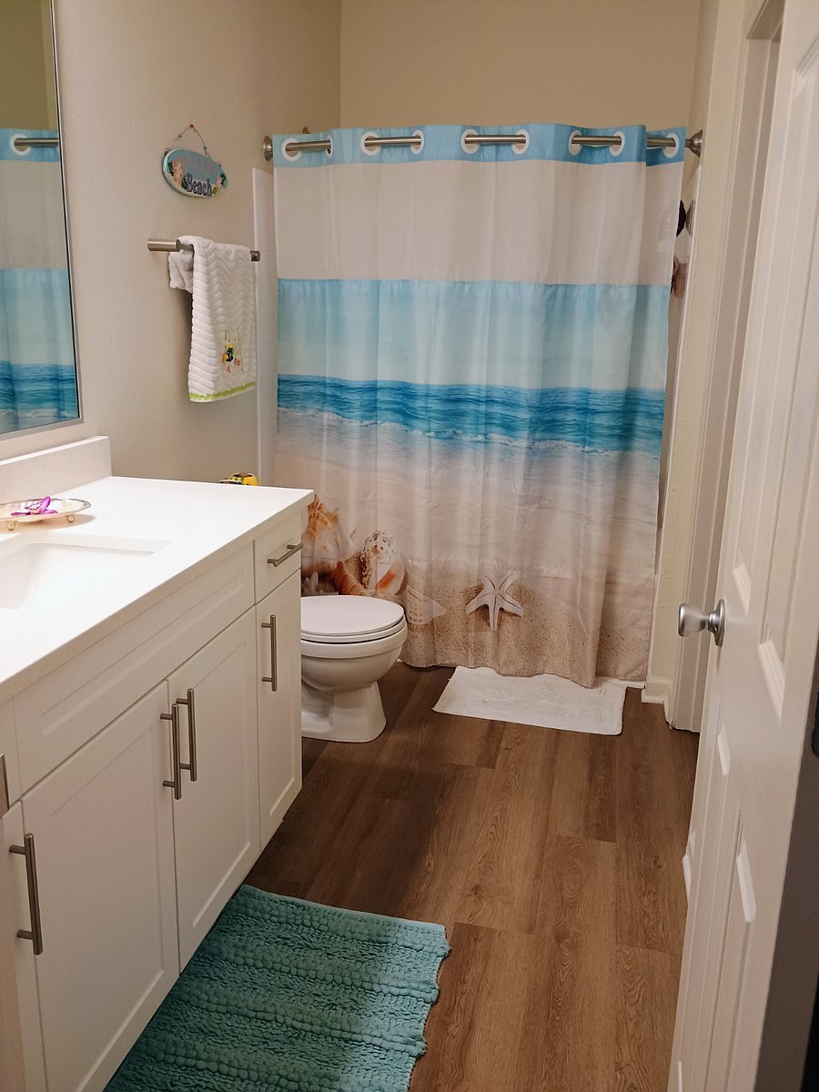 Happy Vibes in beachy bathroom.
