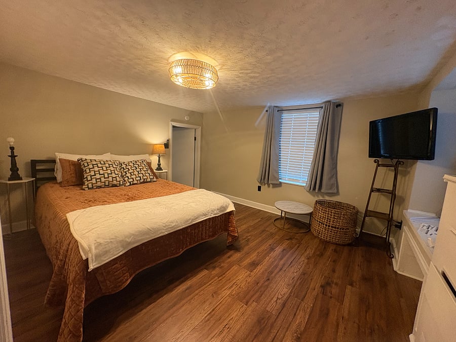 Bedroom - Queen Bed