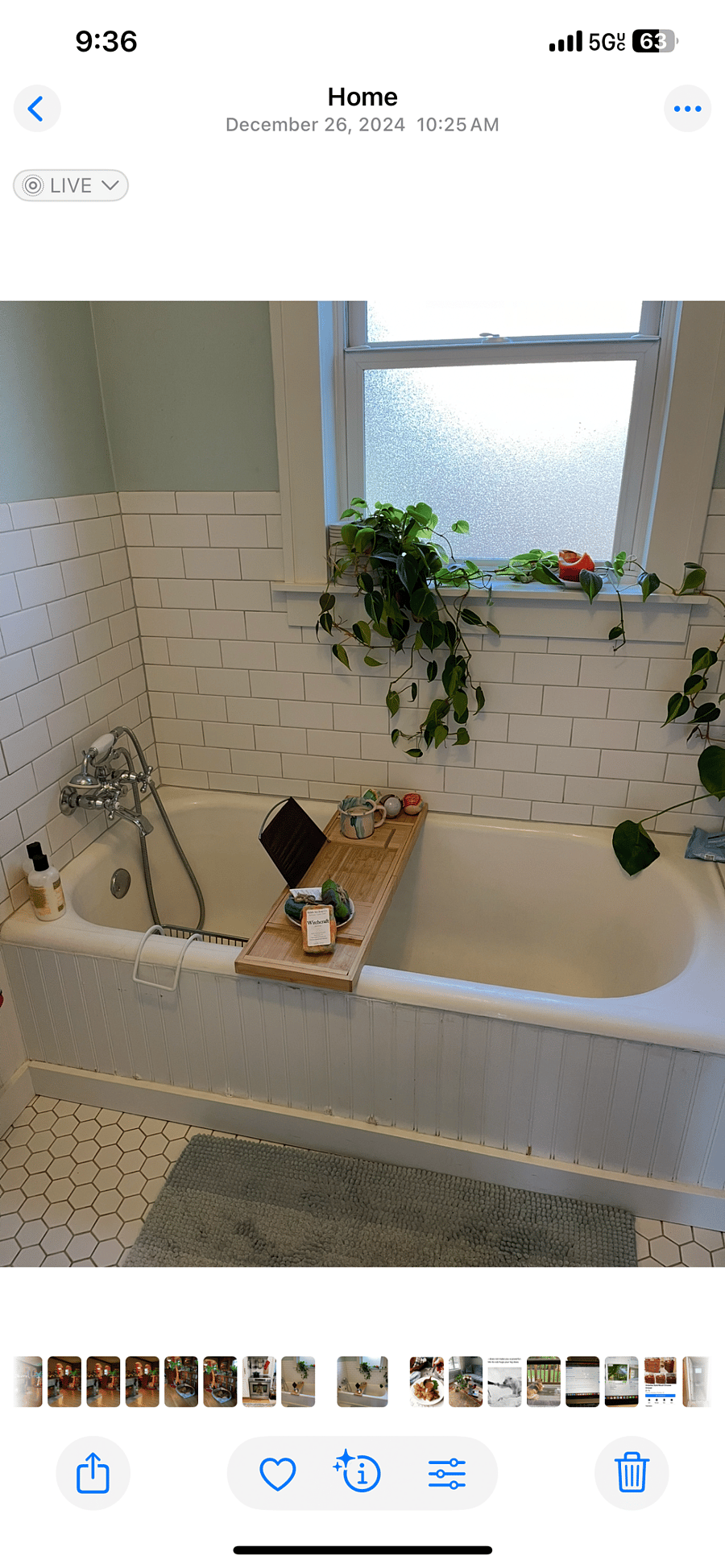 Lovely clawfoot tun in upstairs bathroom. Best soaking tub!