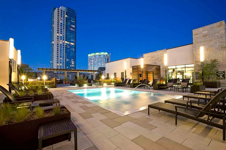 Rooftop pool with grills and townlake viewB