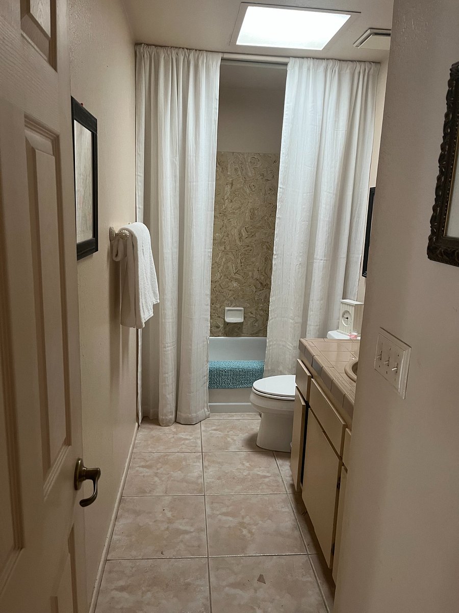 Main hall bathroom